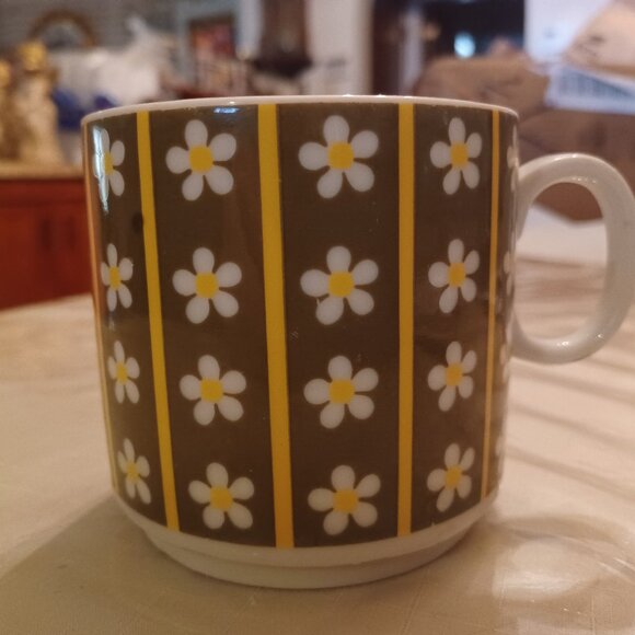 Vintage Retro Coffee Mug White & Green Daisies - Picture 1 of 4